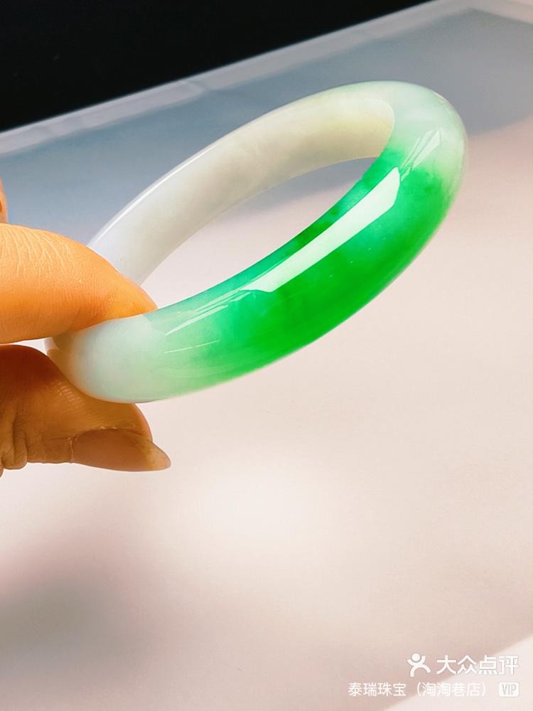 飘绿翡翠手镯