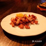 有奥特曼的电视机特别有吸引力，小朋友们各个都很愉快