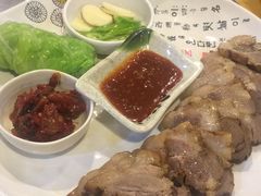 白菜包梅肉-故乡家韩国料理(丹东街店)