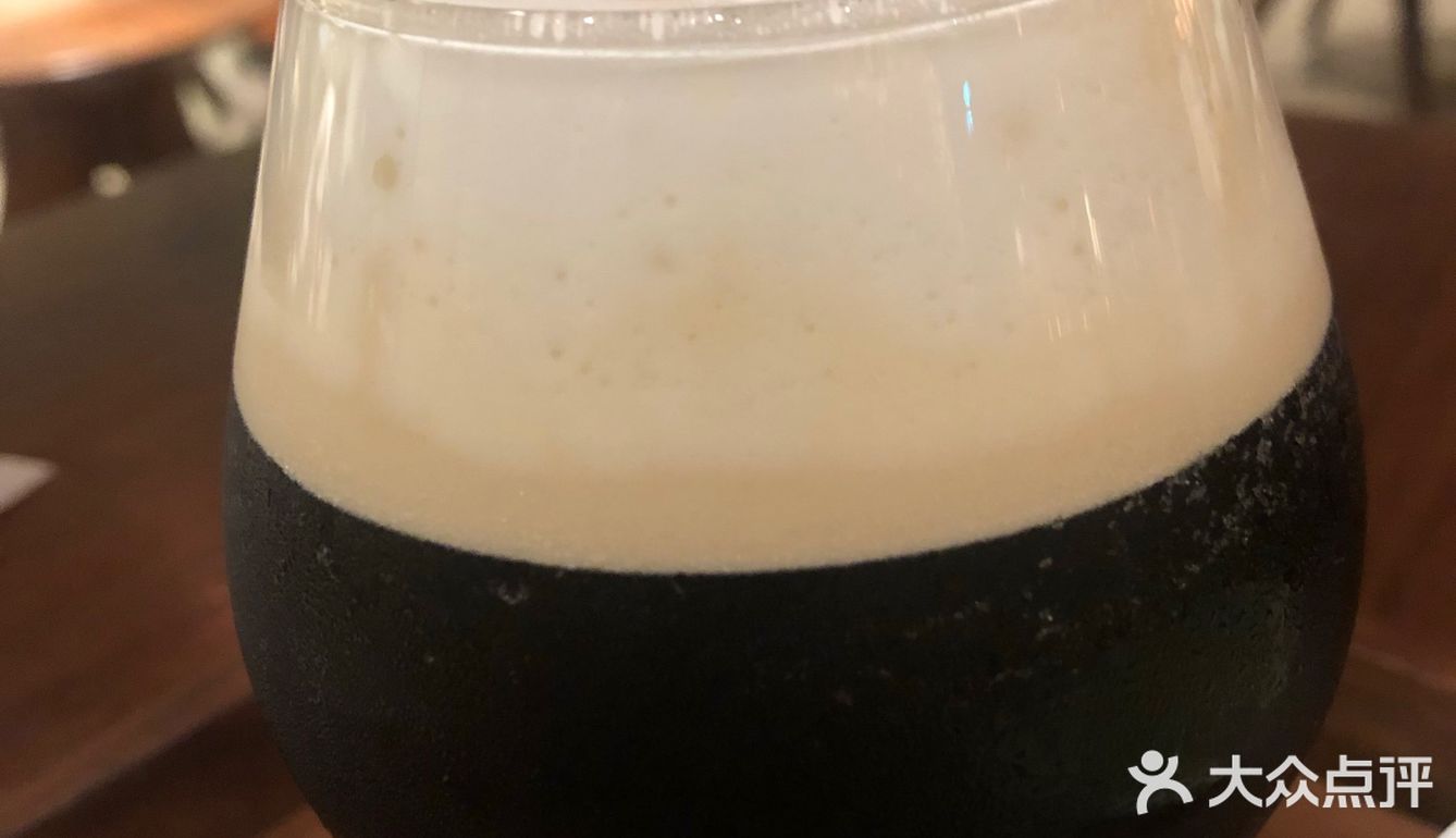 二楼的另一侧是可以点酒喝的