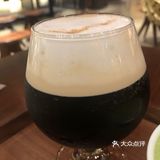 二楼的另一侧是可以点酒喝的