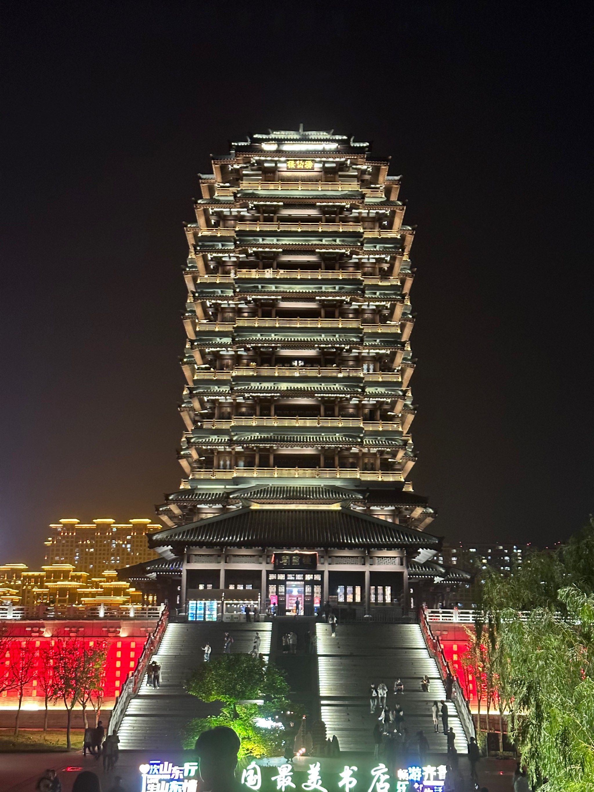 历经数百年的风雨洗礼,依然屹立不倒,成为了淄博市的标志性建筑之一