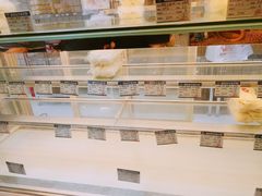 面包甜点陈列柜-白玉兰食品甜凤店(合生汇店)