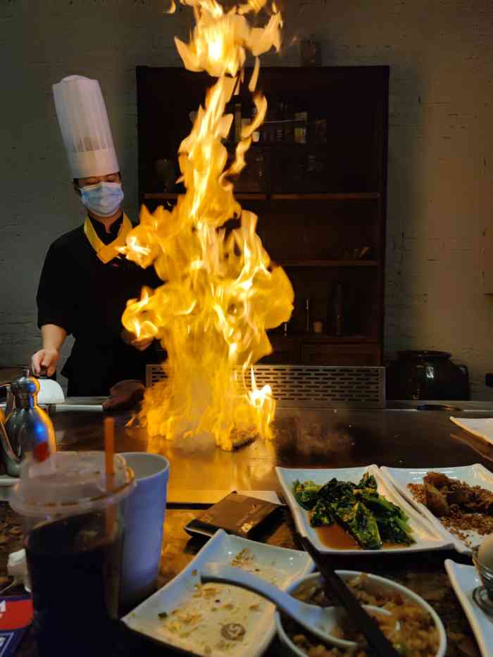 57度湘铁板烧(珠影星光城店)-"环境 像森林一样的场景,灯是暖黄的,有