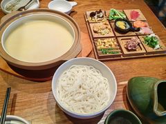 -云海肴·汽锅鸡·云南菜(天山百盛优客店)