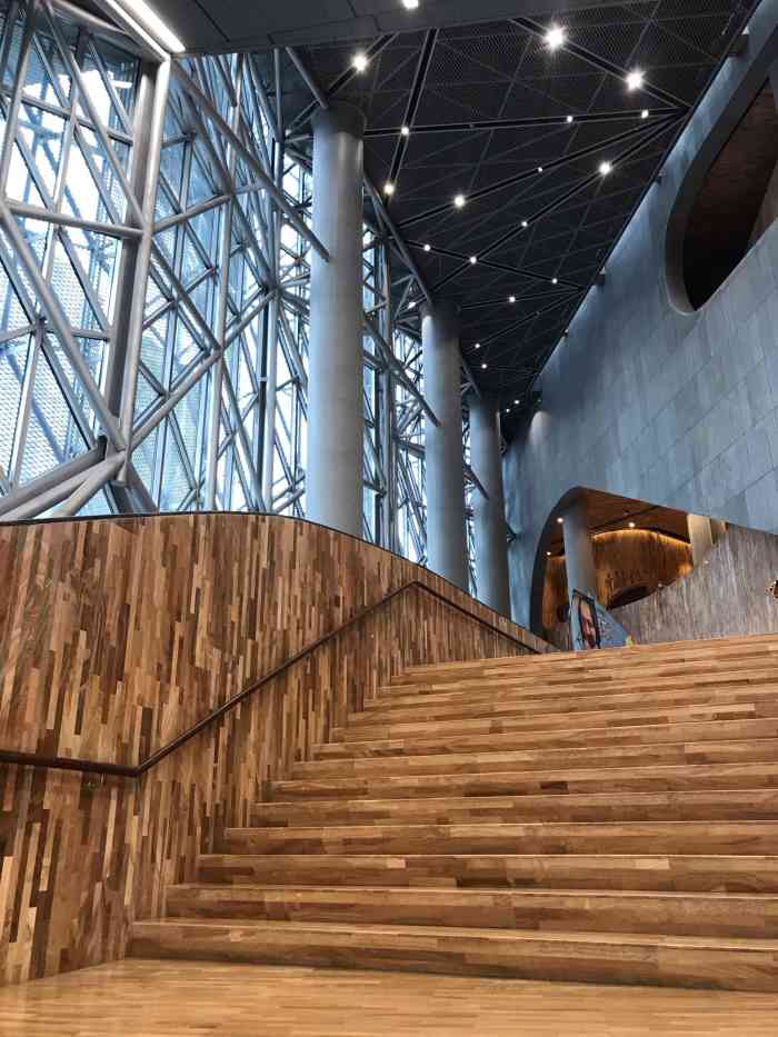 虹桥艺术中心-"以前的天山电影院,改建后就成了高大上的艺.