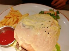 瀑布芝士牛肉汉堡-阿妮叶李(光谷世界城店)