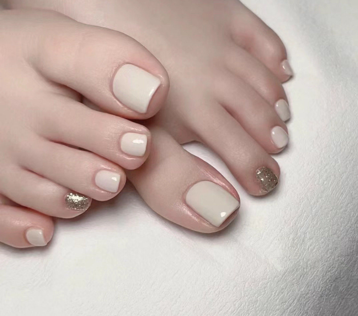 纯白色脚指美甲💅