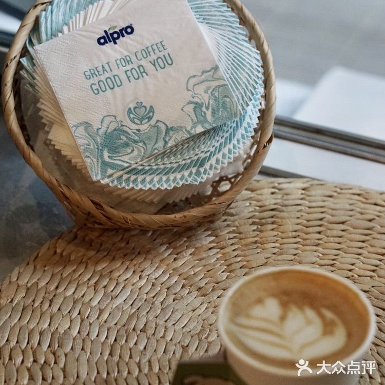 早晨散步，过来喝杯新品，这么早营业的咖啡小铺真不多