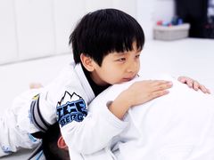 -菠萝格斗巴西柔术训练馆