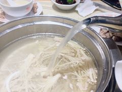 继续加椰子汤底-煲大王猪肚鸡·椰子鸡火锅(红谷滩万达店)
