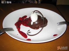 黑巧克力浓糕配奶油和桑莓酱-榖屋house of flour(张江首店)