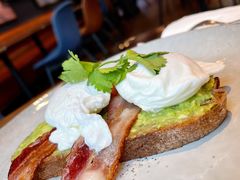 鸡蛋培根牛油果酱吐司-wagas(暖山店)