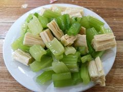 芹菜腐竹-宝瑞门钉肉饼店