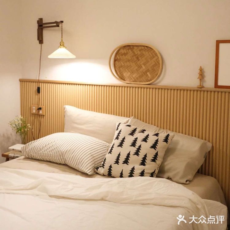 卧室改造干货，木格栅床头背景墙改造