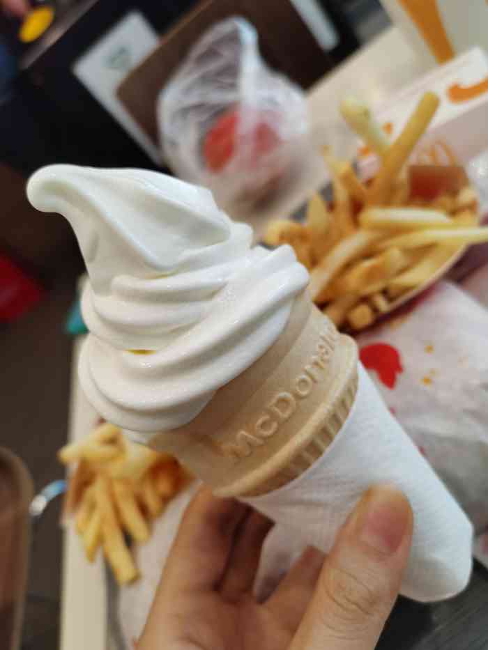 麦当劳(春熙餐厅)-"「干脆可可麦旋风」冰淇淋加入了饼干屑后搅.