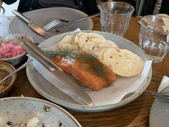 烟熏三文鱼配烤饺子皮和芥末籽酱-BOR Eatery(安福路店)