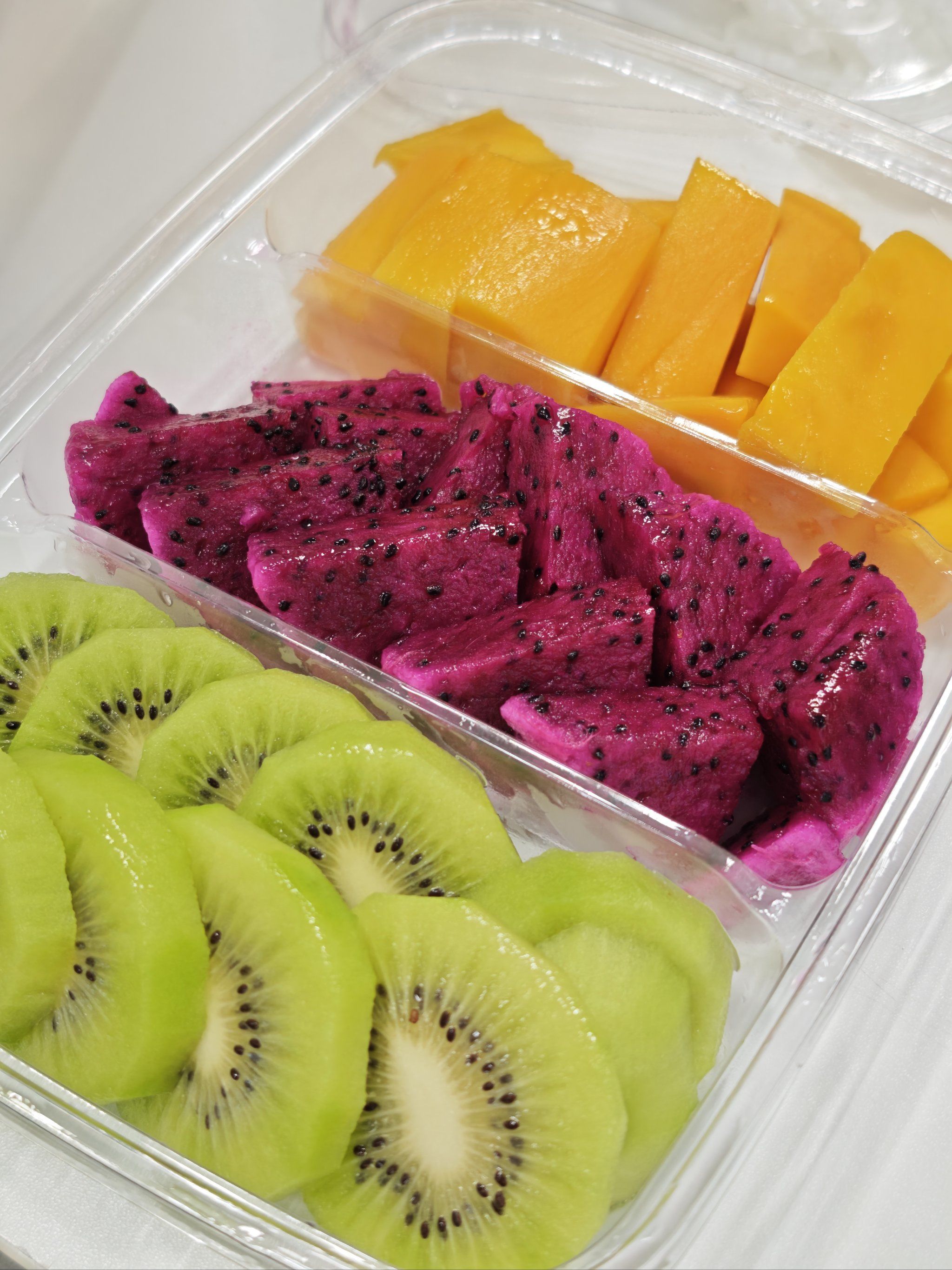 平时比较爱买果切吃,品种多,吃起来也很方便,平时自己要削水果的话,都