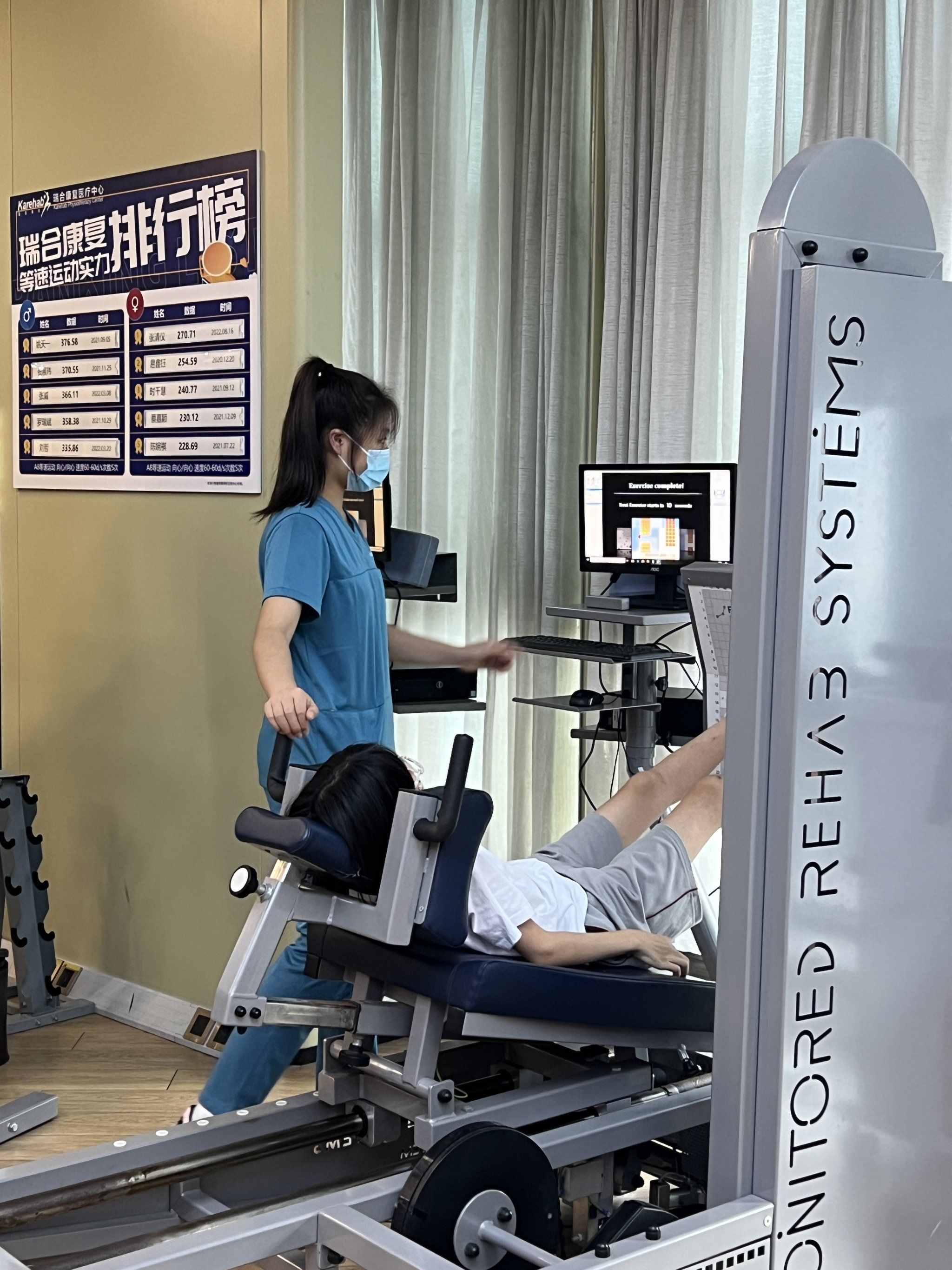 IM电竞官网:轮椅上并肩 困境中开花