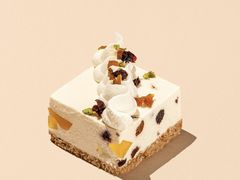 莓莓酸奶轻芝士蛋糕-Seesaw Coffee(上生新所店)