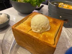 蜂蜜冰淇淋厚多士-鹿港小镇(金虹桥国际中心店)