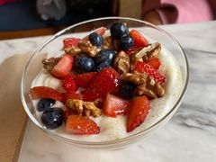 野莓核桃蜂蜜希腊酸奶-The Rug Cafe(王府中环店)