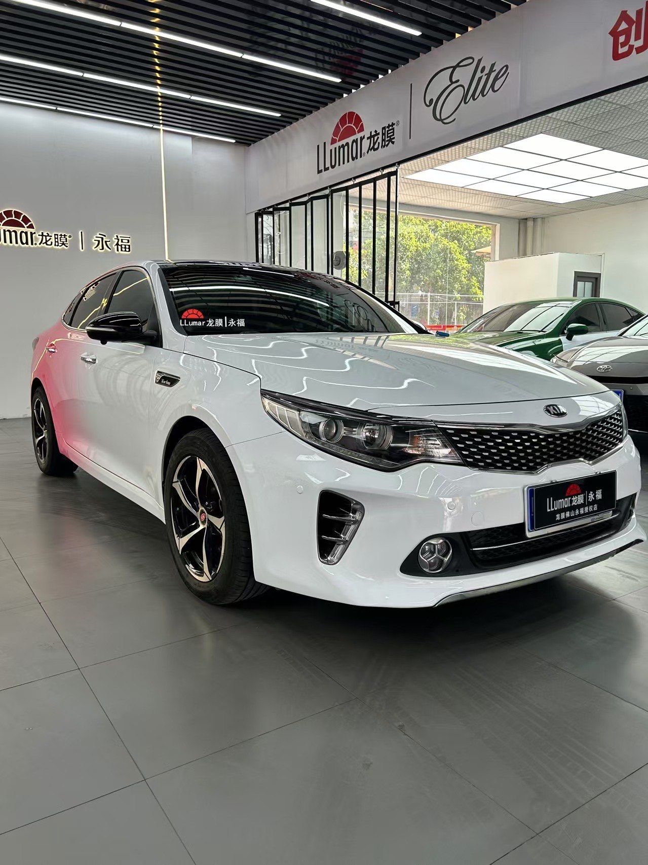 起亚k5渐变定制款,白粉渐变