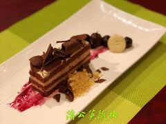 黑森林蛋糕配樱桃果酱-香格里拉鱼跃地中海西餐厅·牛排披萨