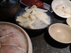 -老牌坊云南鱼豆花火锅(哈西万达店)