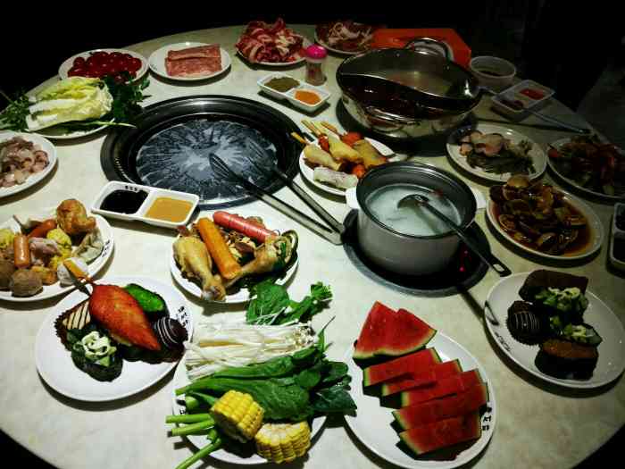 青瓦台自助烧烤火锅餐厅-"食物再做得精细d就好,环境可以的,支持一.