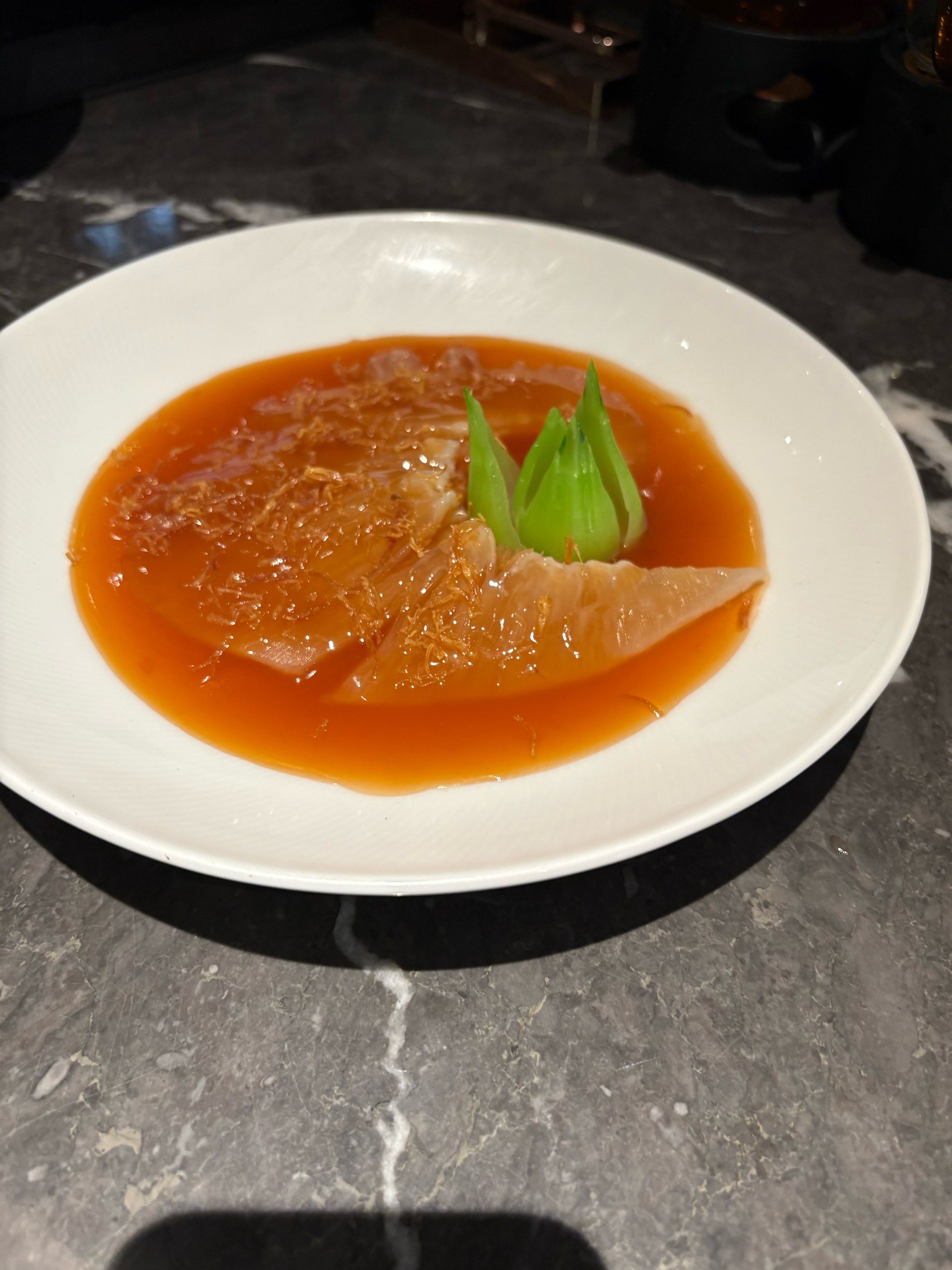 来吃晚餐,选了一家网评高的餐厅,印象最深的是他们家的经典红烧大鲍翅