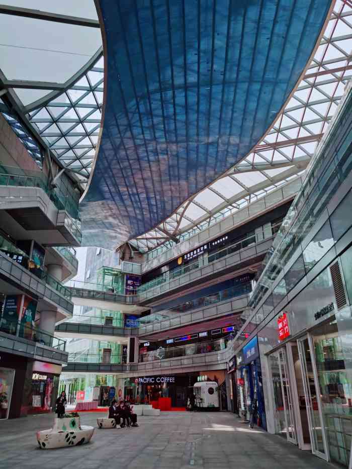 汇艺银河里-"我们都是浩瀚宇宙里一颗小小的尘埃却也有.