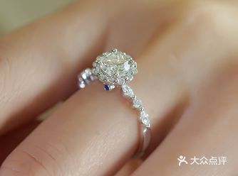 送你一朵耀眼的花花 光环HALO是在订婚钻戒中最常见