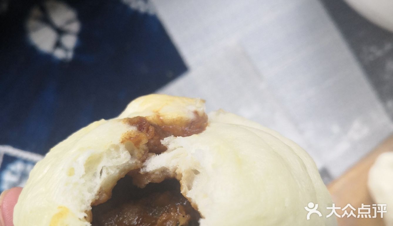 前腿肉250克,大葱切花,姜粒,盐,生抽,老抽