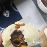 前腿肉250克,大葱切花,姜粒,盐,生抽,老抽