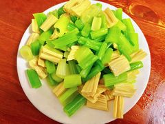 芹菜腐竹-宝瑞门钉肉饼店
