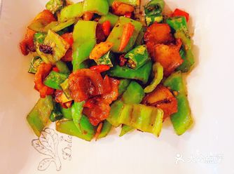 食材：2个尖椒、一小块五花肉、姜、蒜，小辣椒