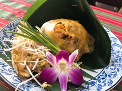 蛋包炒河粉-卷心菜和避孕套餐厅(Pattaya)