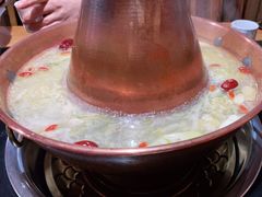 -果松木炭酸菜铜火锅·外婆参鸡汤