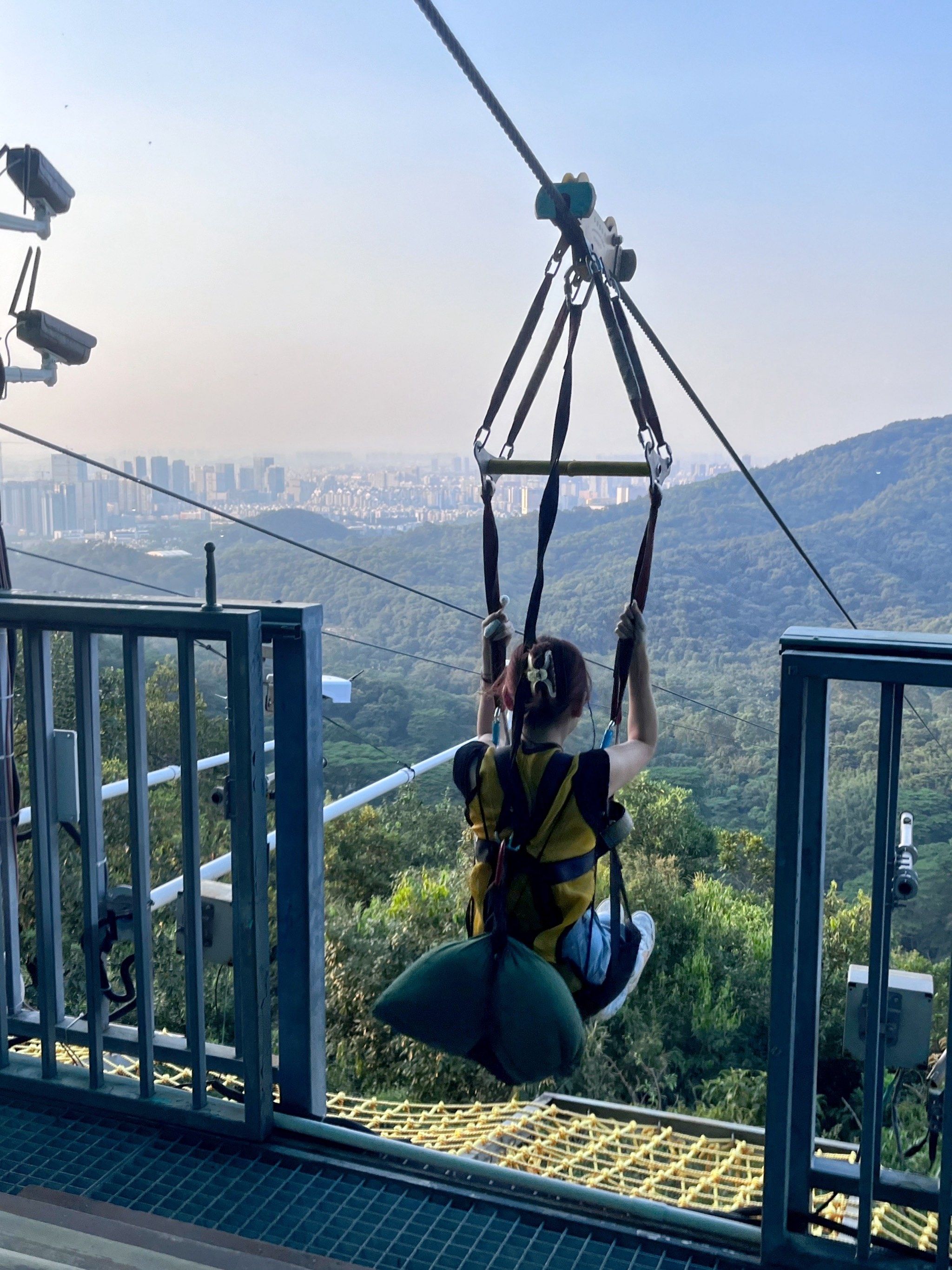 拉着菜鸡朋友来玩飞索了!
她一开始很害怕!