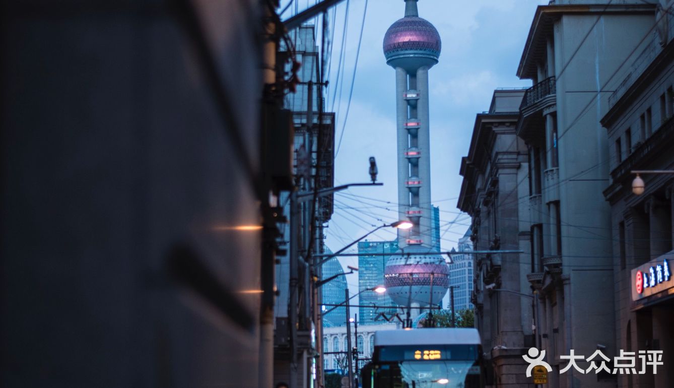 打卡外滩的建筑彩灯