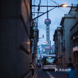 打卡外滩的建筑彩灯