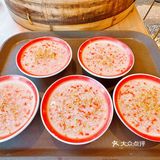坐在河边吃包子😋