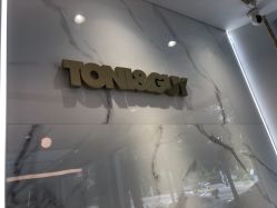 -托尼盖·烫发·染发·专业店