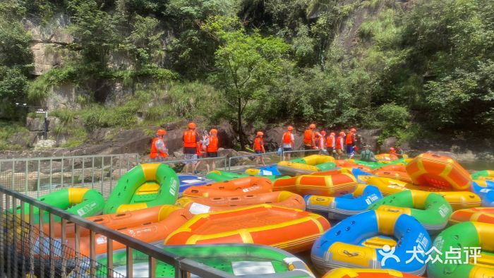 雅鲁激流探险漂流图片