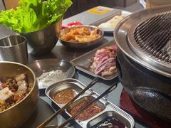 -围炉肉舍•炭烤活鳗•丹东海鲜烤肉(步行街店)