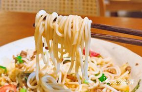 Spicy Pineapple Braised Pork Rice Noodles with Cold Dressing