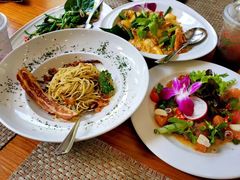 三文鱼沙拉-Chom Cafe and Restaurant