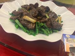 芥兰炒牛仔骨-轩记海鲜餐厅·四十五年老字号·经典粤菜(西区彩虹店)