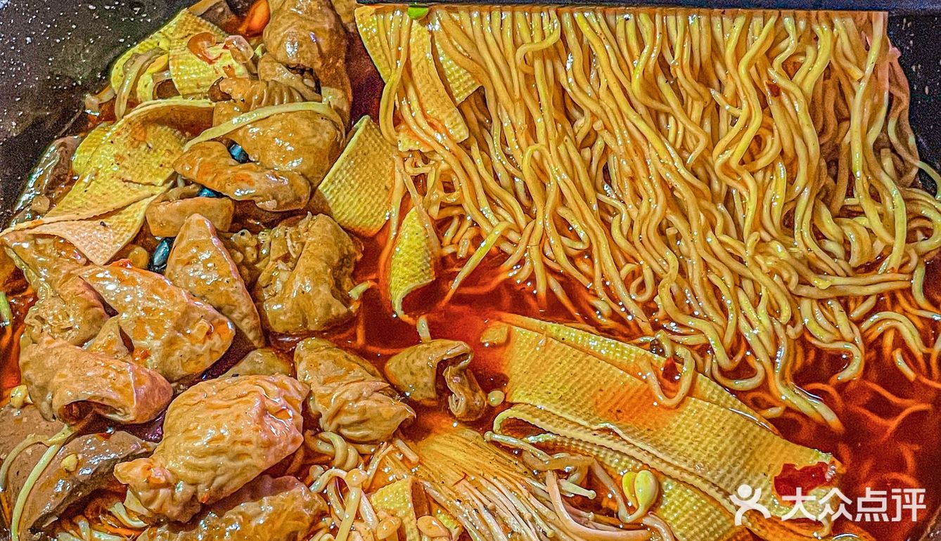 榴莲肥肠煲，路过的人好像很羡慕的样子